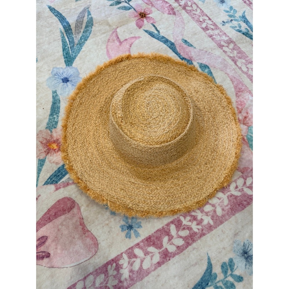 Large‎ straw hat